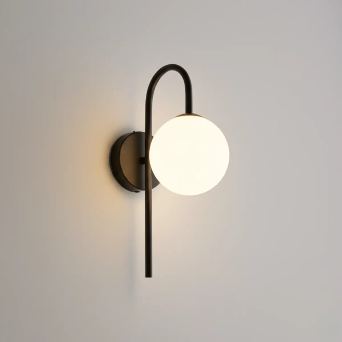 luminaria-de-parede-arandela-led-perola-pendente-preta-modernize-foto-lateral-arandela-perola-em-parede-neutra