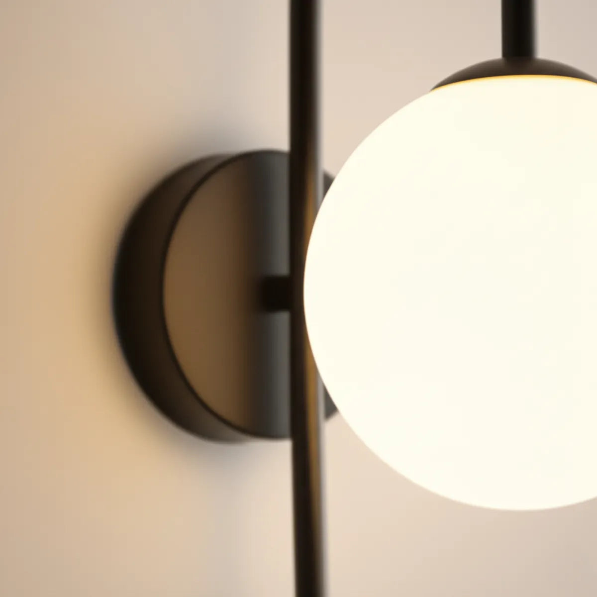 luminaria-de-parede-arandela-led-perola-pendente-preta-modernize-foto-lateral-zoom-arandela-perola-em-parede-neutra