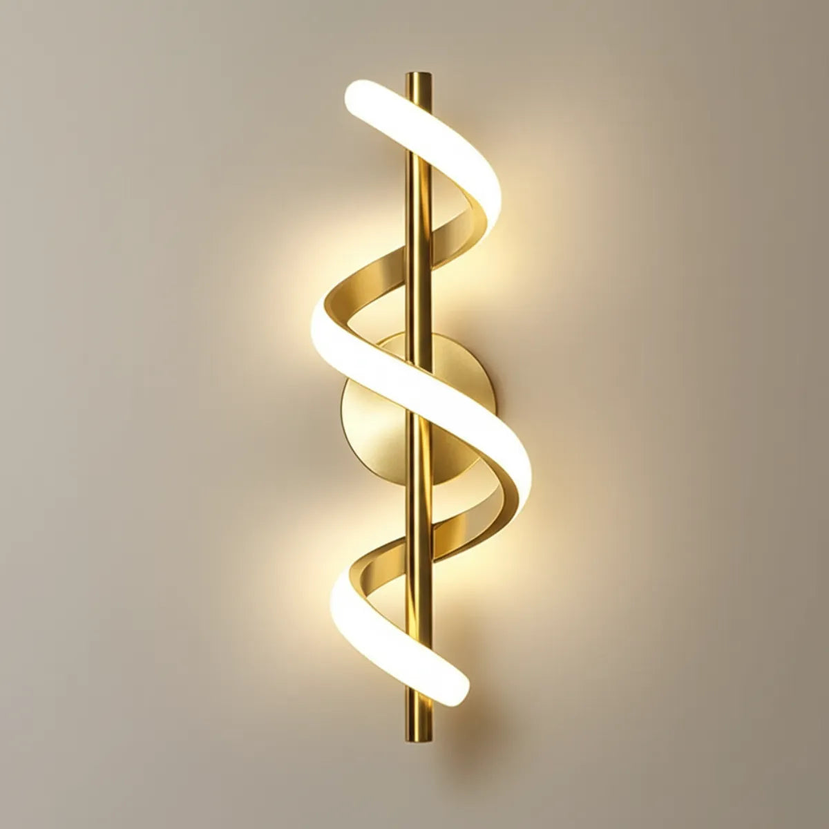 luminaria-de-parede-arandela-led-serpentina-dourada-modernize-foto-frontal-luminaria-espiral-em-parede-neutra