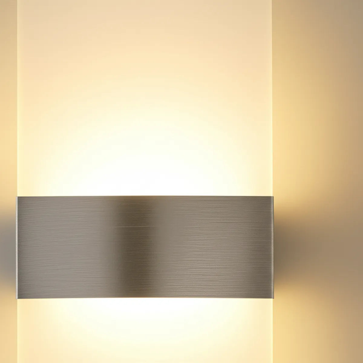 luminaria-de-parede-arandela-led-translucida-modernize-foto-frente-detalhe-iluminando-ambiente-bege-neutro