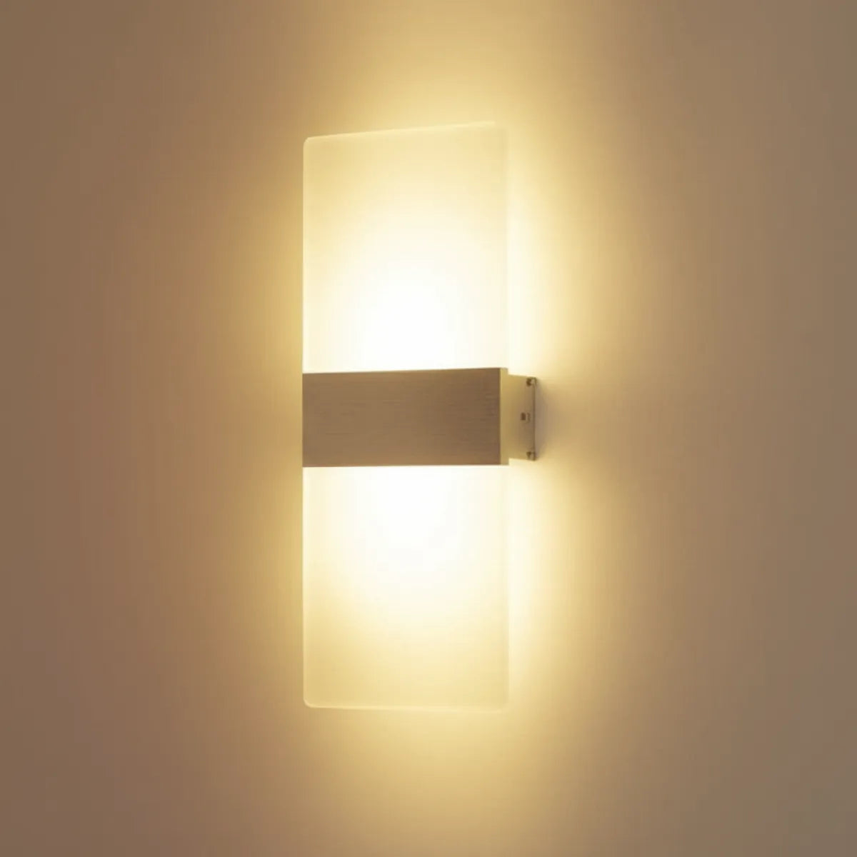 luminaria-de-parede-arandela-led-translucida-modernize-foto-lateral-iluminando-ambiente-bege-neutro