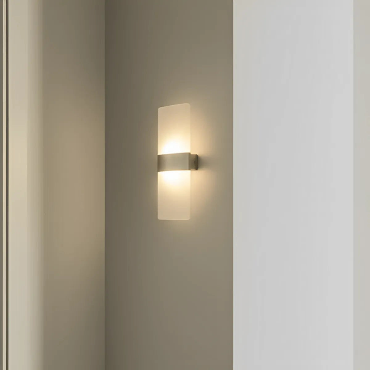 luminaria-de-parede-arandela-led-translucida-modernize-foto-iluminando-ambiente-neutro