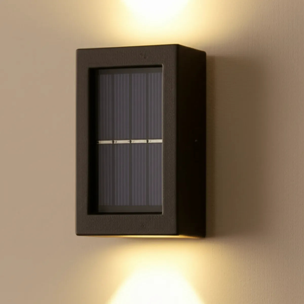 Luminaria-de-parede-conjunto-arandela-externa-led-solar-modernize-foto-frente-arandela-iluminando-ambiente-bege-neutro