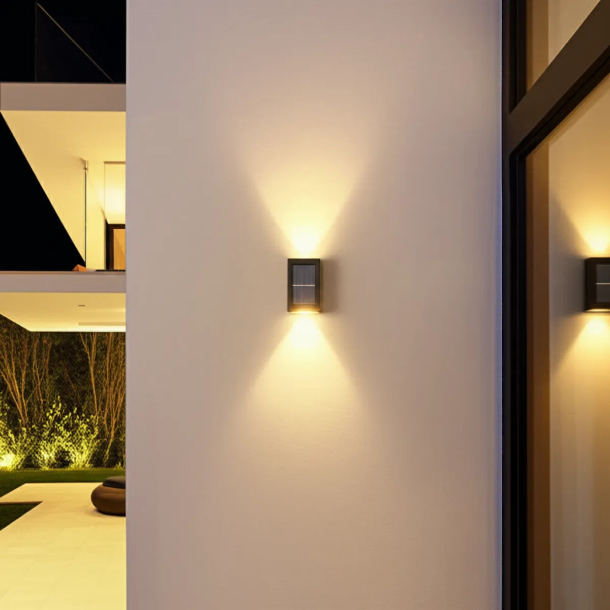 Luminaria-de-parede-conjunto-arandela-externa-led-solar-modernize-foto-frente-arandela-iluminando-area-externa-bege-neutro