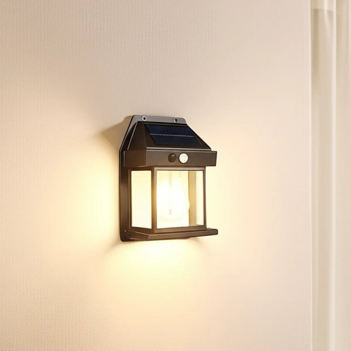 luminaria-de-parede-dupla-arandela-externa-led-solar-old-modernize-foto-frente-arandela-iluminando-ambiente-bege-neutro-claro