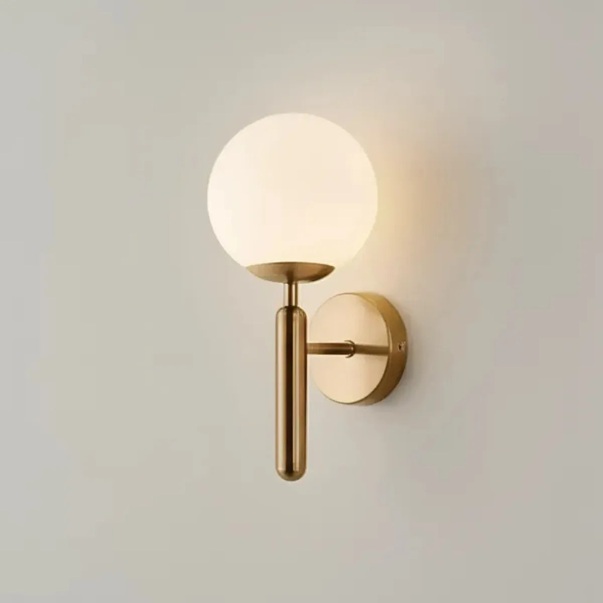 luminaria-de-parede-arandela-led-dourada-perola-modernize-foto-frente-luminaria-iluminando-ambiente-neutro-bege