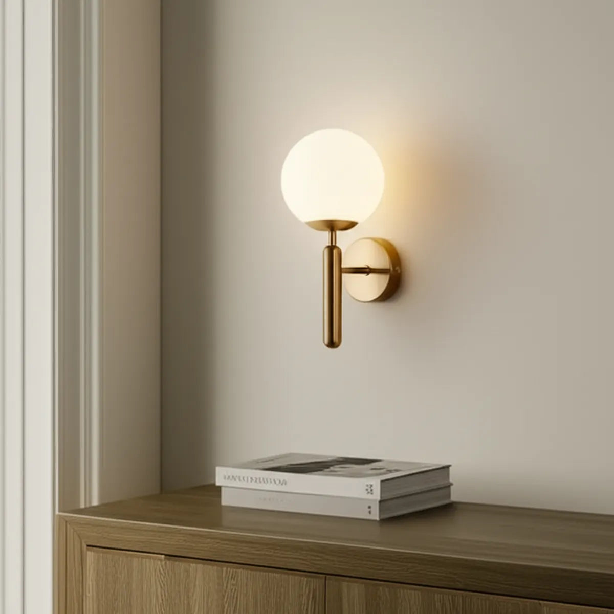 luminaria-de-parede-arandela-led-dourada-perola-modernize-foto-lateral-luminaria-iluminando-ambiente-sofisticado-minimalista-neutro-bege