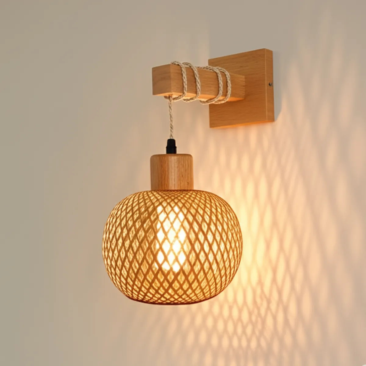 luminaria-de-parede-pendente-bambu-modernize-foto-frente-luminaria-iluminando-ambiente-neutro-bege