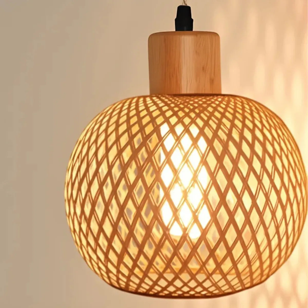 luminaria-de-parede-pendente-bambu-modernize-foto-frente-detalhe-luminaria-iluminando-ambiente-neutro-bege