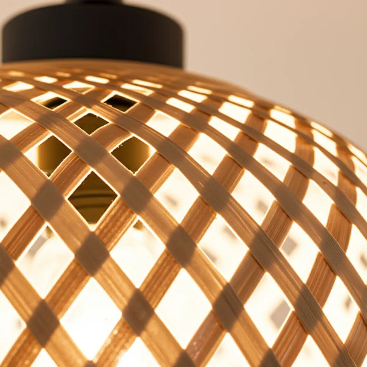 luminaria-de-teto-bambu-artesanal-modernize-foto-detalhe-luminaria-de-bambu-fundo-bege