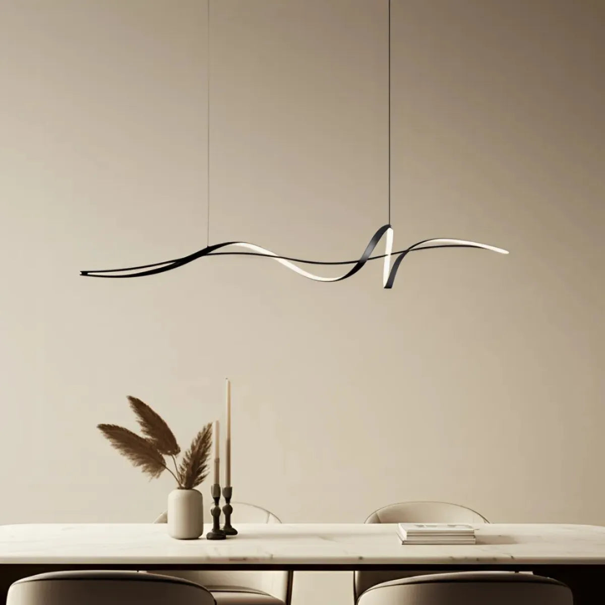 luminaria-de-teto-lustre-pendente-led-curvilineo-modernize-foto-frente-lustre-iluminando-ambiente-sofisticado-neutro-bege