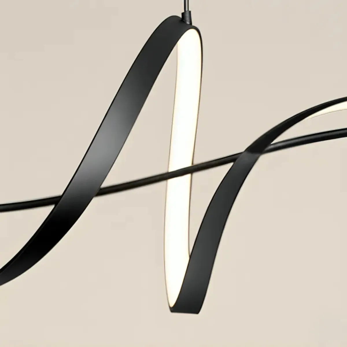 luminaria-de-teto-lustre-pendente-led-curvilineo-modernize-foto-frente-detalhe-extremidade-lustre-iluminando-ambiente-sofisticado-neutro-bege