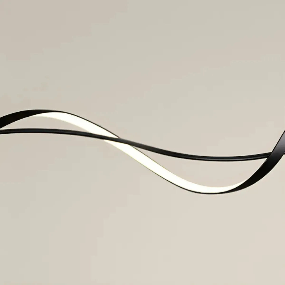 luminaria-de-teto-lustre-pendente-led-curvilineo-modernize-foto-frente-detalhe-lustre-iluminando-ambiente-sofisticado-neutro-bege