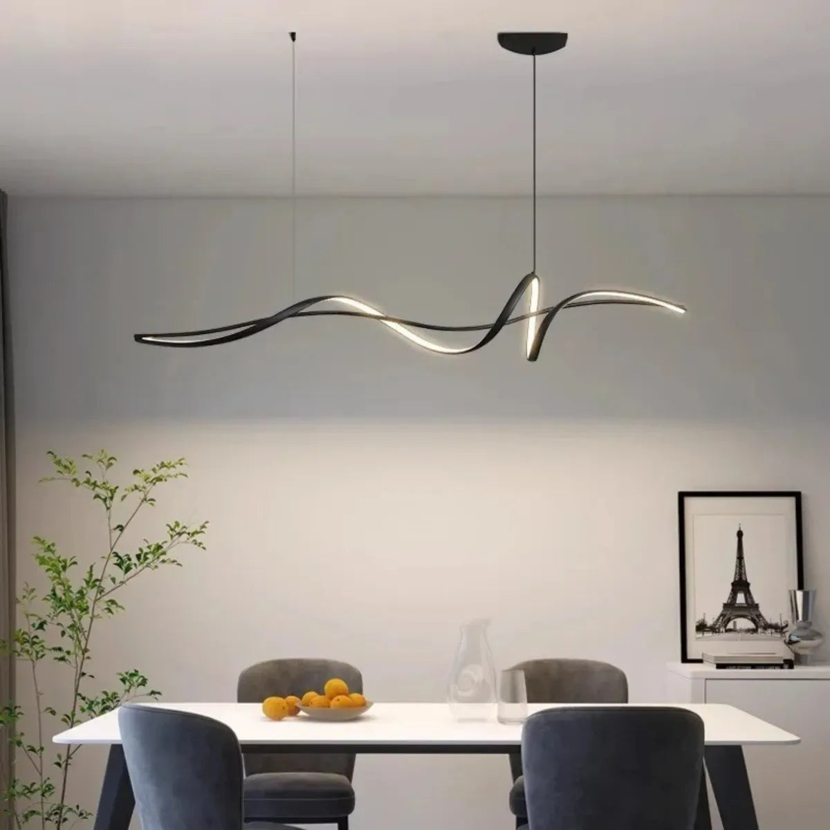 luminaria-de-teto-lustre-pendente-led-curvilineo-modernize-foto-frente-lustre-iluminando-ambiente-neutro-bege
