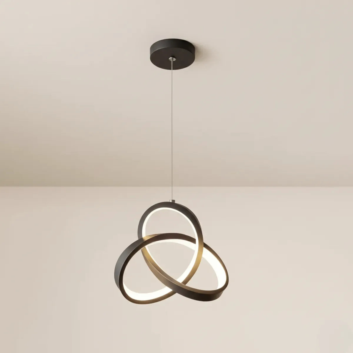 luminaria-de-teto-lustre-pendente-led-eternity-preto-modernize-foto-frente-luminaria-iluminando-ambiente-neutro-bege-aluminio-acrilico