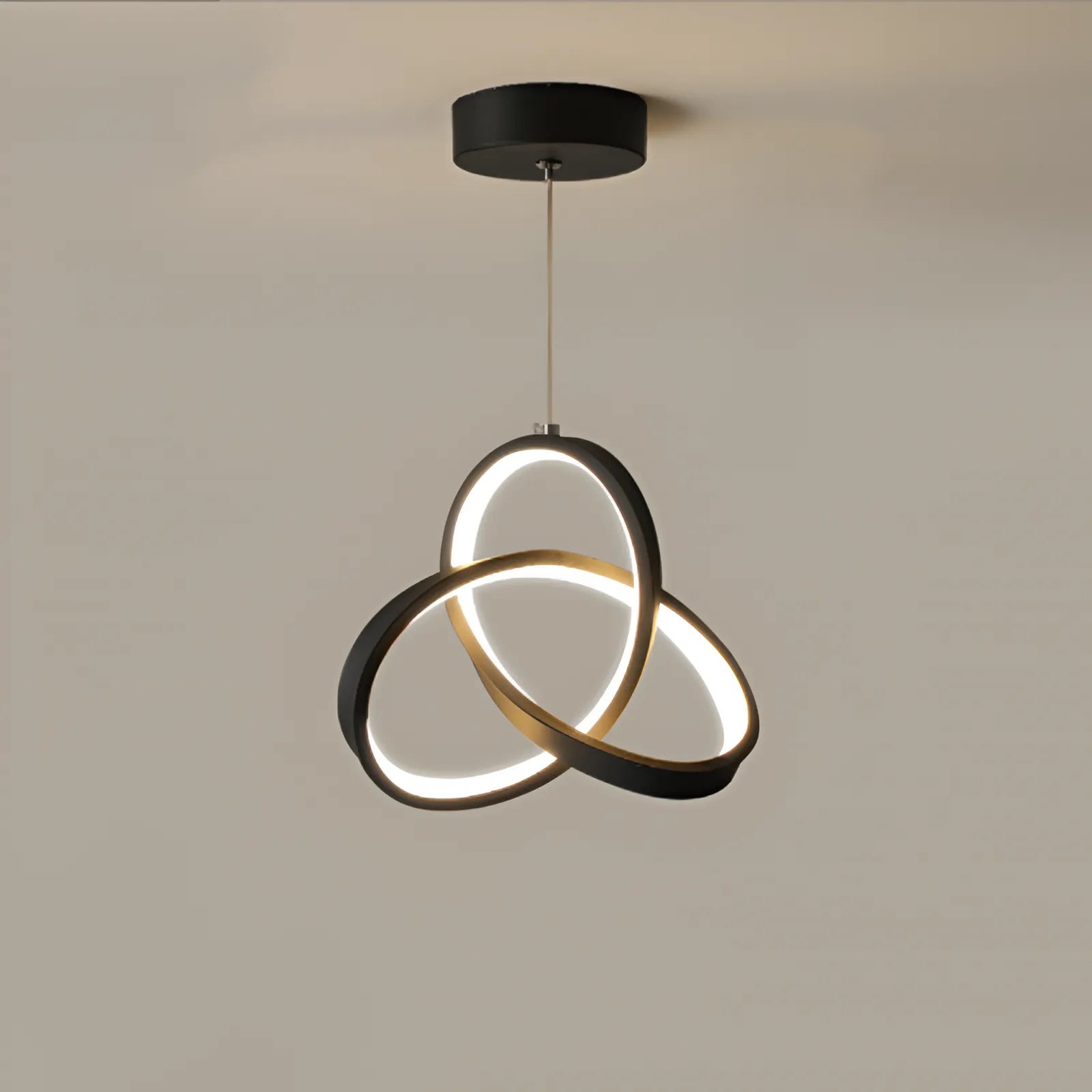 luminaria-de-teto-lustre-pendente-led-eternity-preto-modernize-foto-frente-perto-pendurado-iluminando-ambiente-aluminio-acrilico