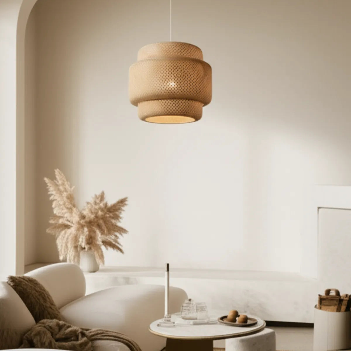 luminaria-de-teto-pendente-bambu-cilindrico-modernize-foto-pendente-de-bambu-em-sala-de-estar-minimalista