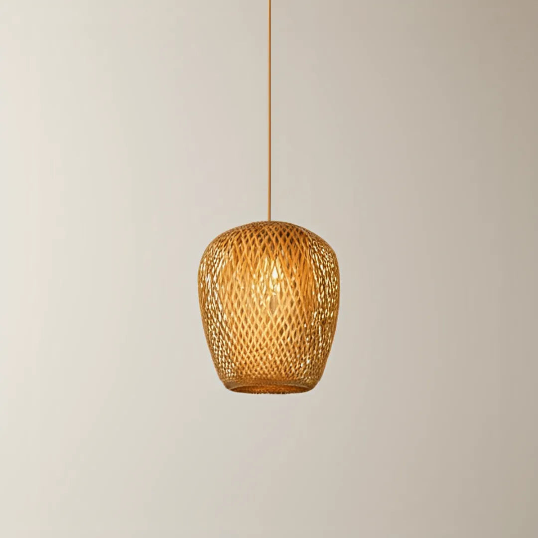 luminaria-de-teto-pendente-bambu-colmeia-modernize-foto-luminaria-de-bambu-em-fundo-neutro