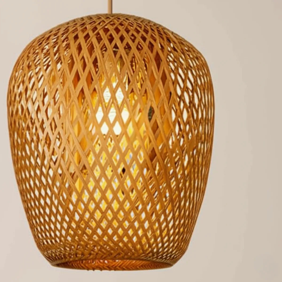 luminaria-de-teto-pendente-bambu-colmeia-modernize-foto-zoom-luminaria-de-bambu-em-fundo-neutro