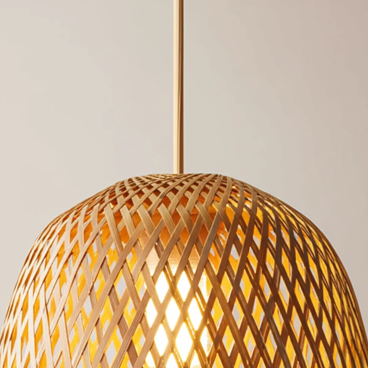 luminaria-de-teto-pendente-bambu-colmeia-modernize-foto-detalhe-luminaria-de-bambu-em-fundo-neutro