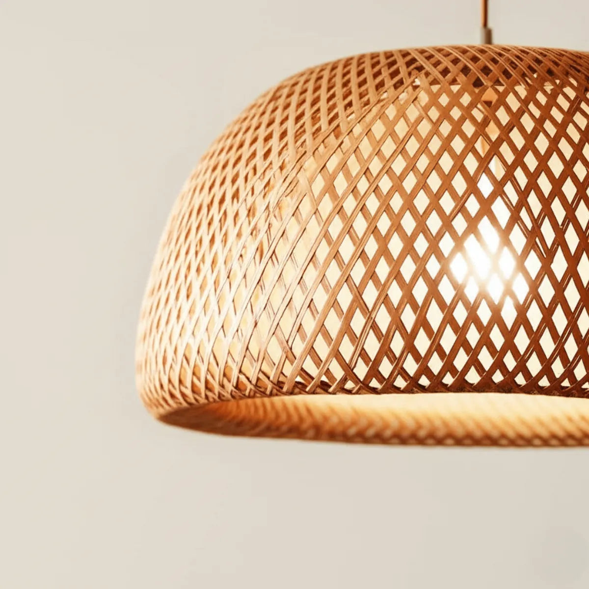 luminaria-de-teto-pendente-bambu-concavo-modernize-foto-frente-detalhe-luminaria-em-ambiente-moderno-neutro-bege