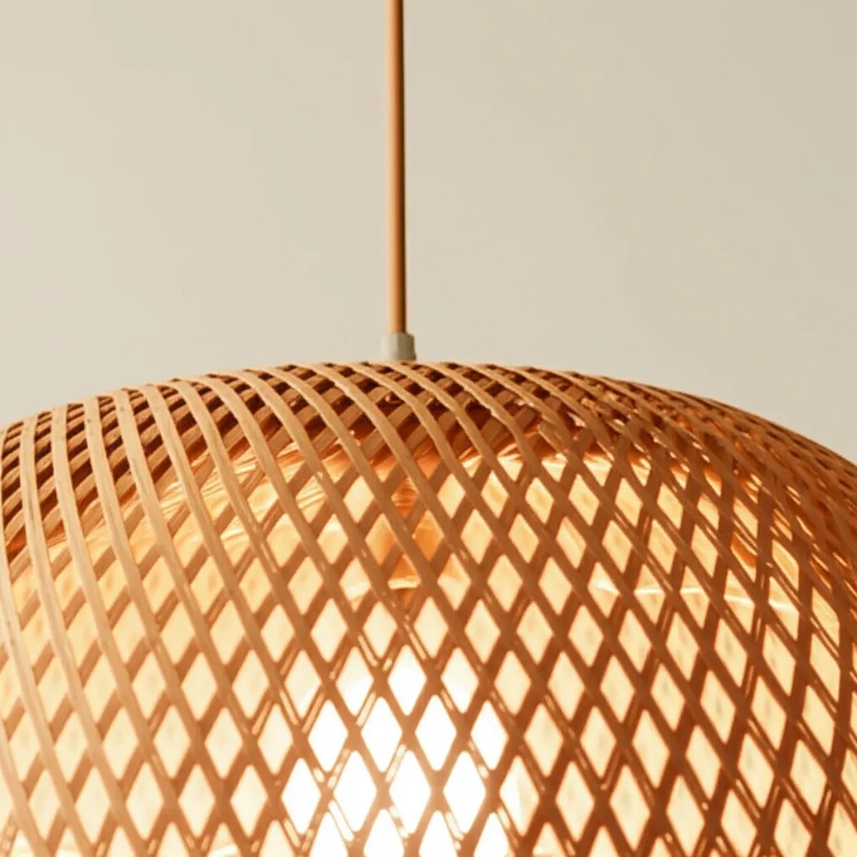 luminaria-de-teto-pendente-bambu-concavo-modernize-foto-frente-detalhe-fio-luminaria-em-ambiente-moderno-neutro-bege