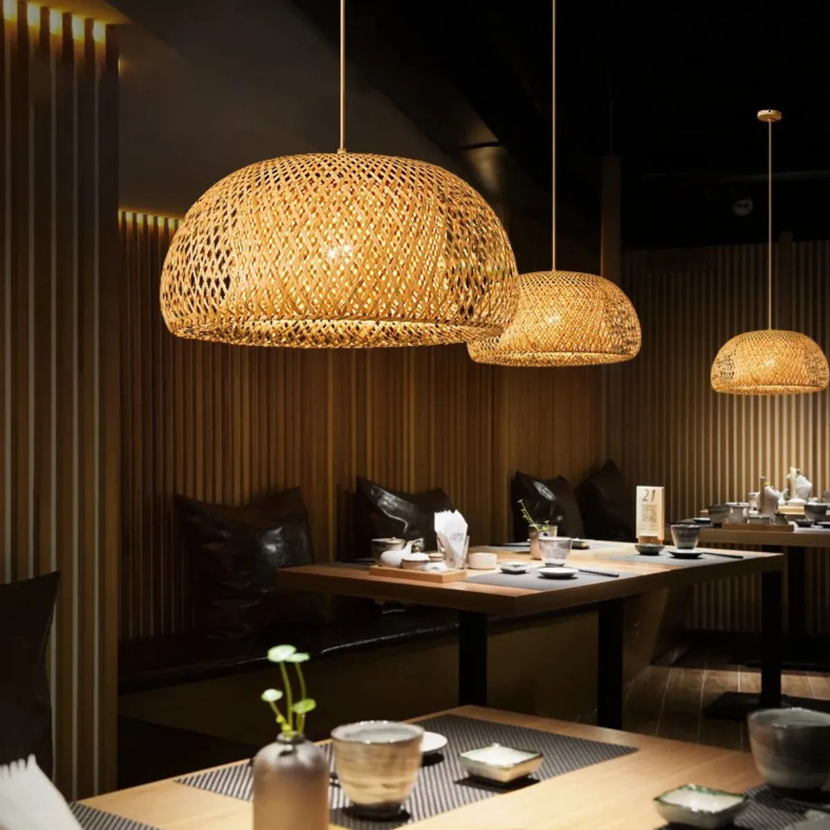 luminaria-de-teto-pendente-bambu-concavo-modernize-foto-frente-luminarias-em-ambiente-moderno-iluminando-salao