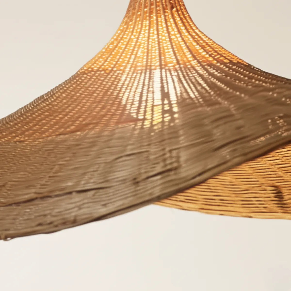 luminaria-de-teto-pendente-bambu-petala-modernize-foto-frente-detalhe-luminaria-iluminando-ambiente-neutro-bege