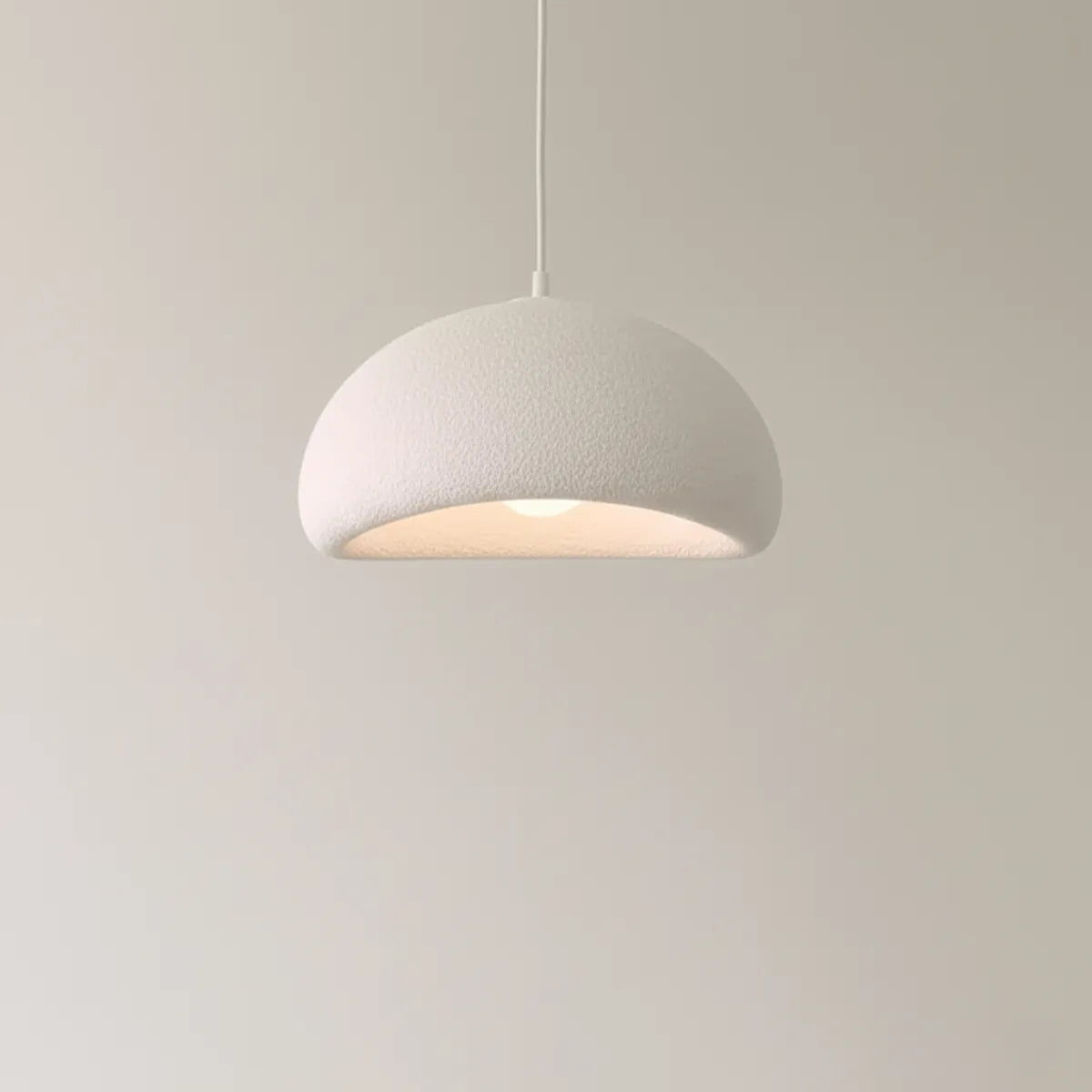 Luminaria-de-teto-pendente-japones-branco-modernize-foto-frente-luminaria-iluminando-ambiente-neutro-bege