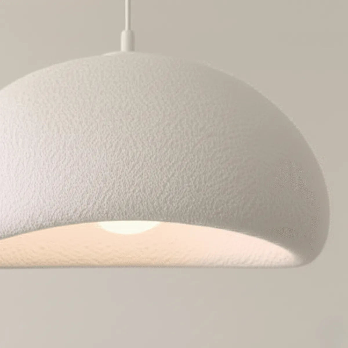 Luminaria-de-teto-pendente-japones-branco-modernize-foto-frente-detalhe-luminaria-iluminando-ambiente-neutro-bege