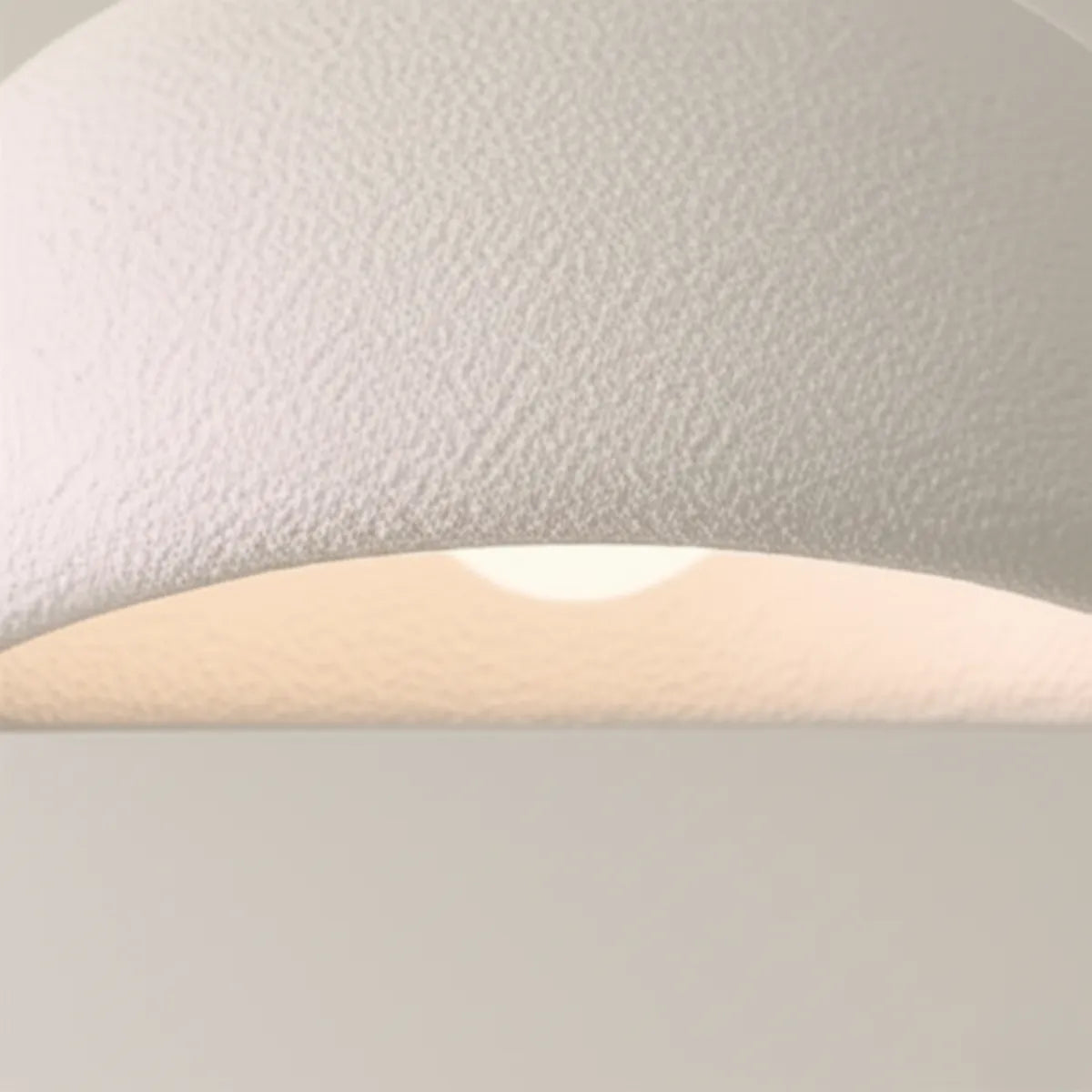Luminaria-de-teto-pendente-japones-branco-modernize-foto-frente-detalhe-cupula-luminaria-iluminando-ambiente-neutro-bege