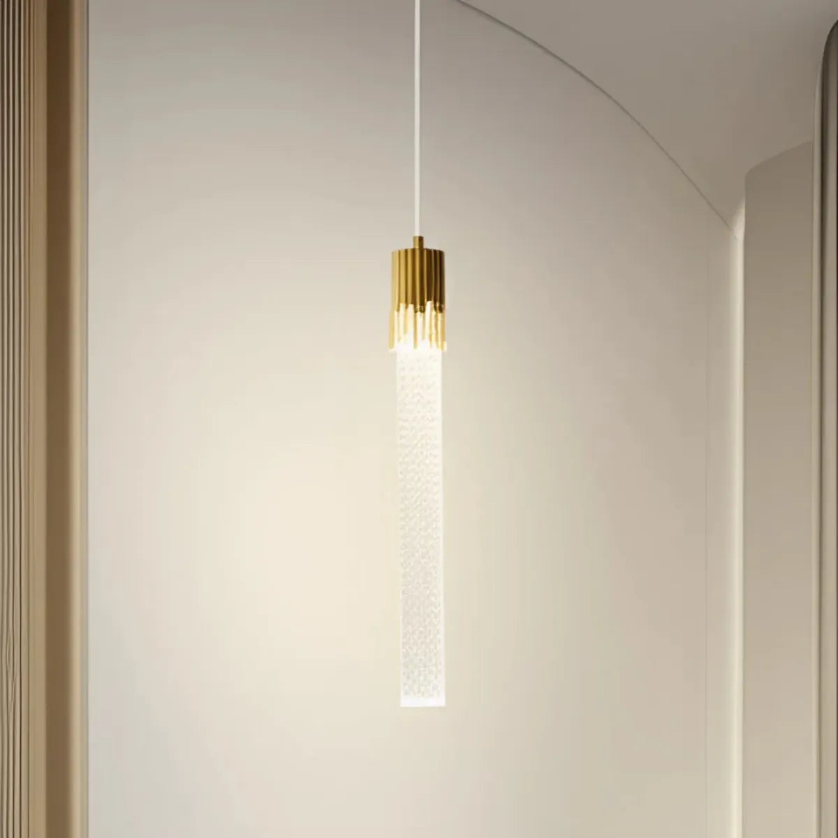 luminaria-de-teto-pendente-led-cristal-cilindrico-modernize-foto-frente-luminaria-iluminando-ambiente-neutro-bege-sofisticado