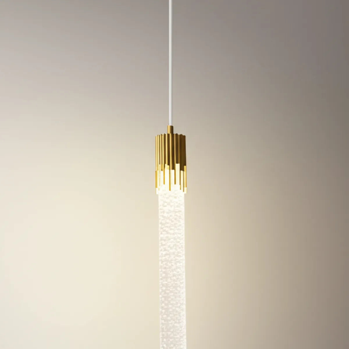 luminaria-de-teto-pendente-led-cristal-cilindrico-modernize-foto-frente-detalhe-luminaria-iluminando-ambiente-neutro-bege