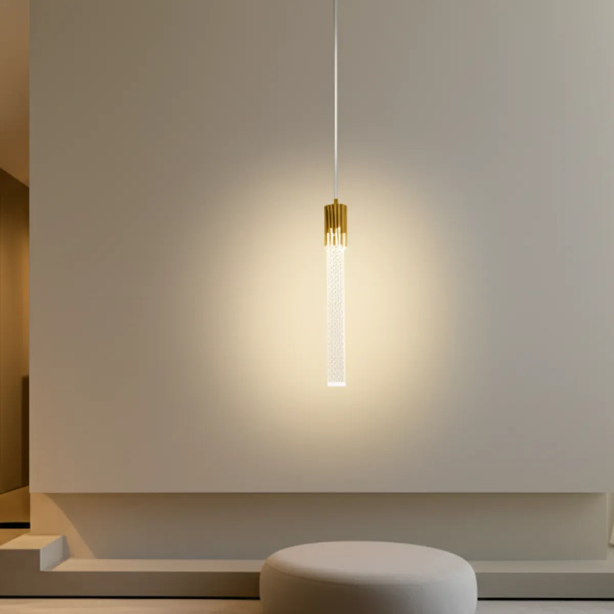 luminaria-de-teto-pendente-led-cristal-cilindrico-modernize-foto-frente-detalhe-luminaria-iluminando-ambiente-minimalista-neutro-bege