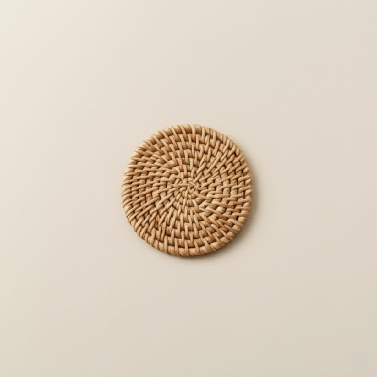 porta-copo-para-mesa-posta-de-rattan-artesanal-6-pecas-modernize-foto-aerea-porta-copo-em-ambiente-claro-fundo-bege