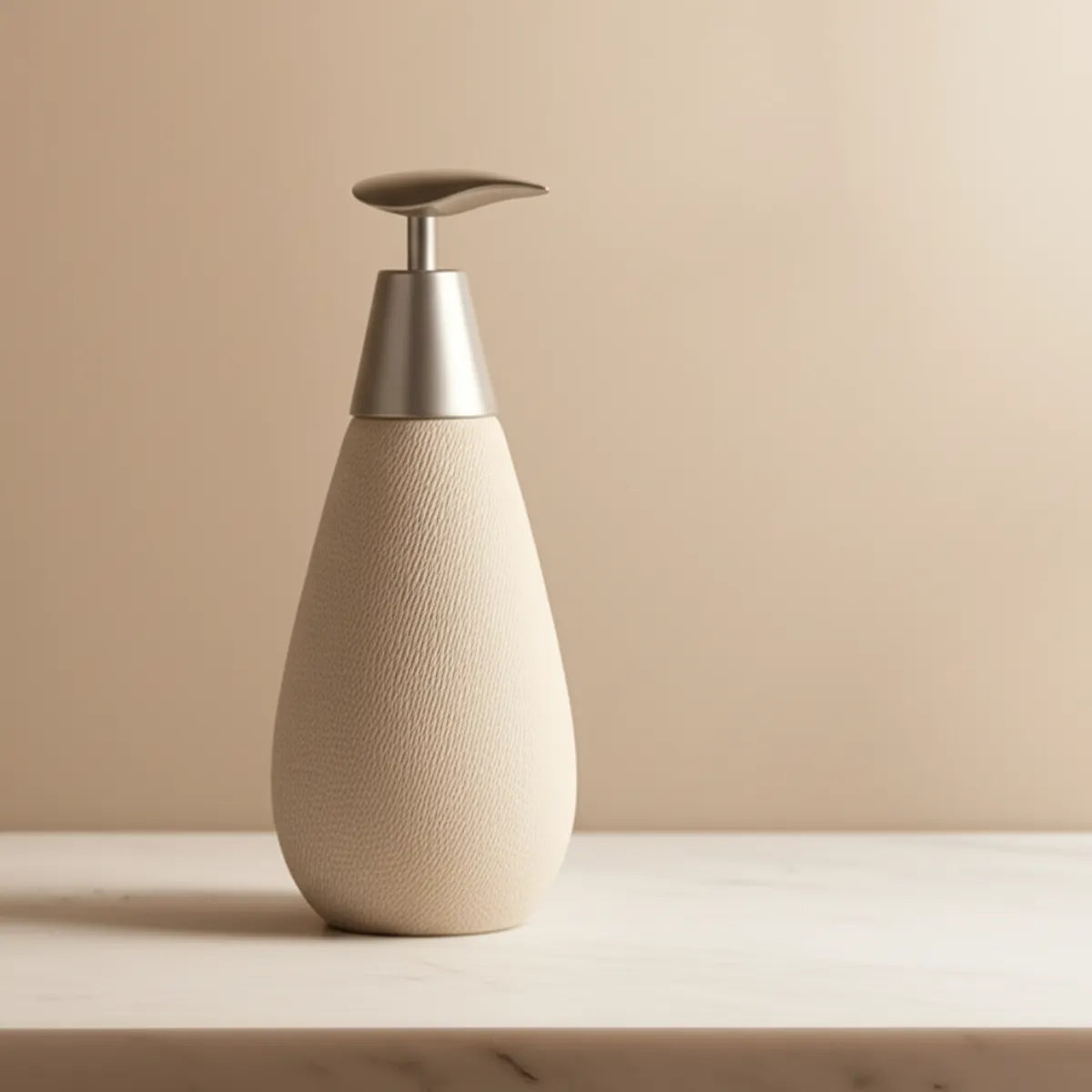 saboneteira-liquida-para-banheiro-em-ceramica-essenza-modernize-foto-saboneteira-sobre-marmore-em-ambiente-claro-fundo-bege