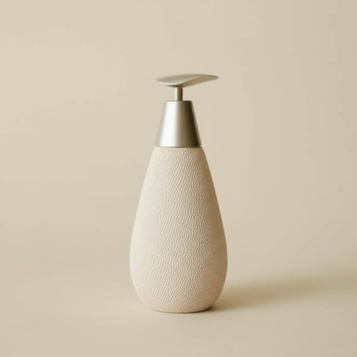 saboneteira-liquida-para-banheiro-em-ceramica-essenza-modernize-foto-saboneteira-em-ambiente-claro-fundo-bege
