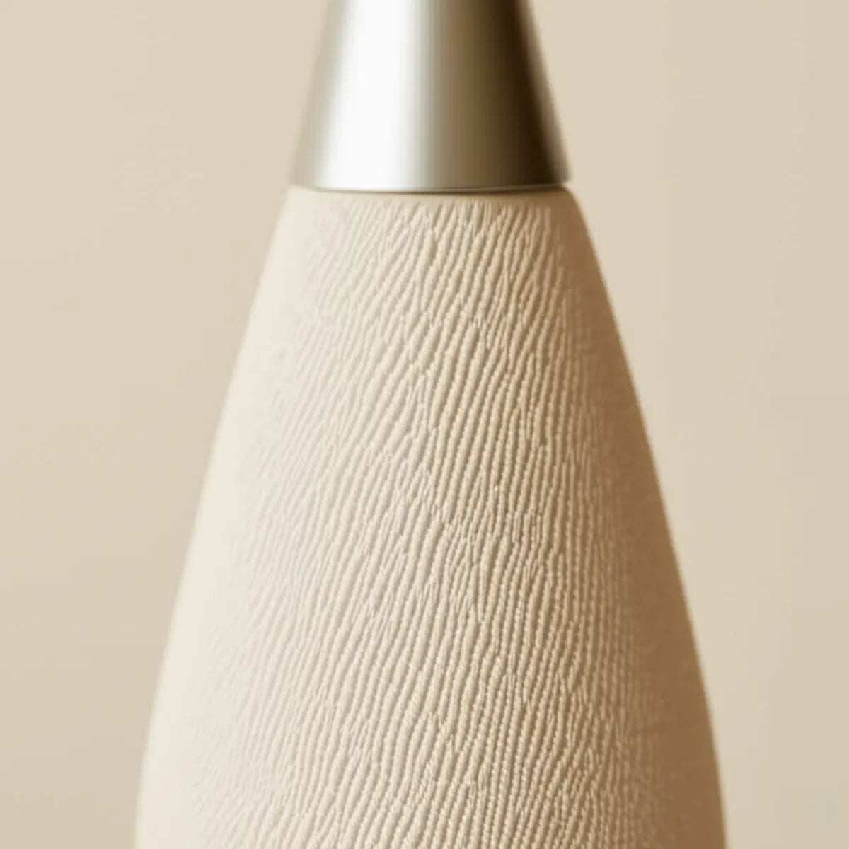 saboneteira-liquida-para-banheiro-em-ceramica-essenza-modernize-foto-detalhe-saboneteira-em-ambiente-claro-fundo-bege