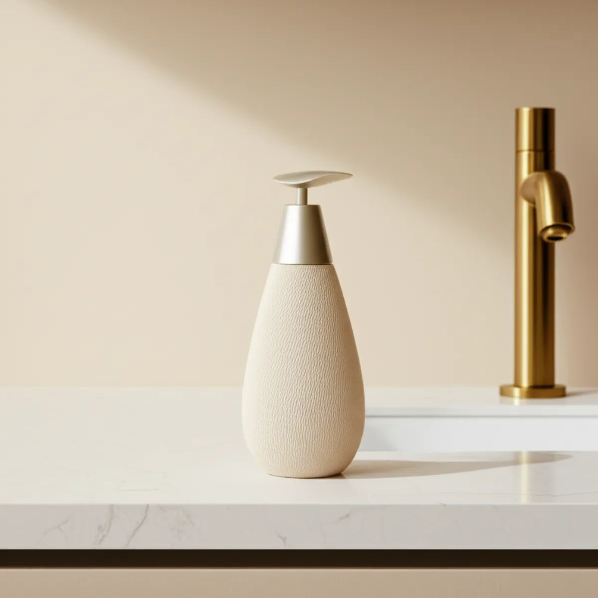 saboneteira-liquida-para-banheiro-em-ceramica-essenza-modernize-foto-saboneteira-em-banheiro-moderno-minimalista