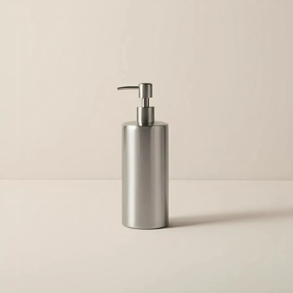 saboneteira-liquida-para-banheiro-em-inox-prisme-modernize-foto-saboneteira-em-ambiente-claro-fundo-bege