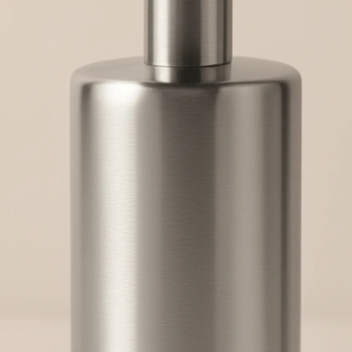 saboneteira-liquida-para-banheiro-em-inox-prisme-modernize-foto-detalhe-saboneteira-em-ambiente-claro-fundo-bege