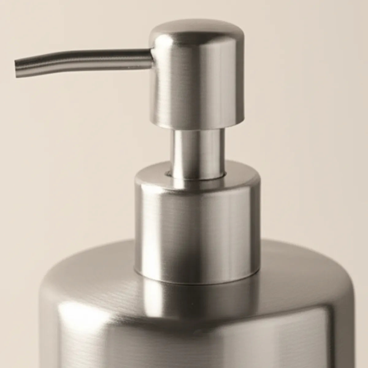 saboneteira-liquida-para-banheiro-em-inox-prisme-modernize-foto-detalhe-bico-saboneteira-em-ambiente-claro-fundo-bege
