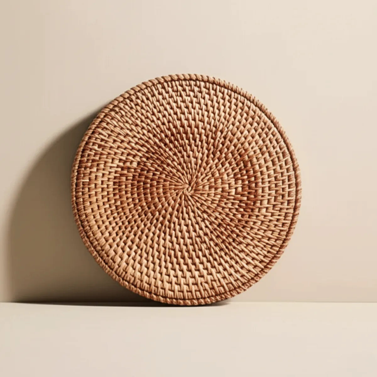 sousplat-para-mesa-posta-de-rattan-artesanal-6-pecas-modernize-foto-sousplat-em-fundo-bege-ambiente-claro-apoiado-em-parede