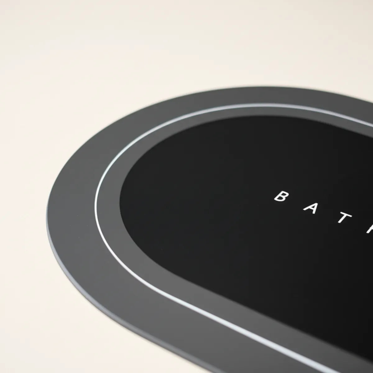 tapete-para-banheiro-antiderrapante-preto-bathroom-modernize-foto-detalhe-tapete-em-fundo-bege-ambiente-claro