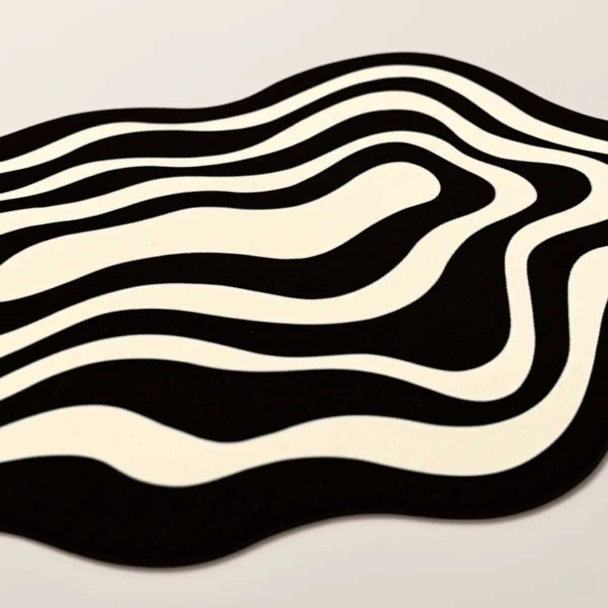 tapete-para-banheiro-antiderrapante-preto-e-branco-rubber-modernize-foto-zoom-tapete-em-ambiente-bege