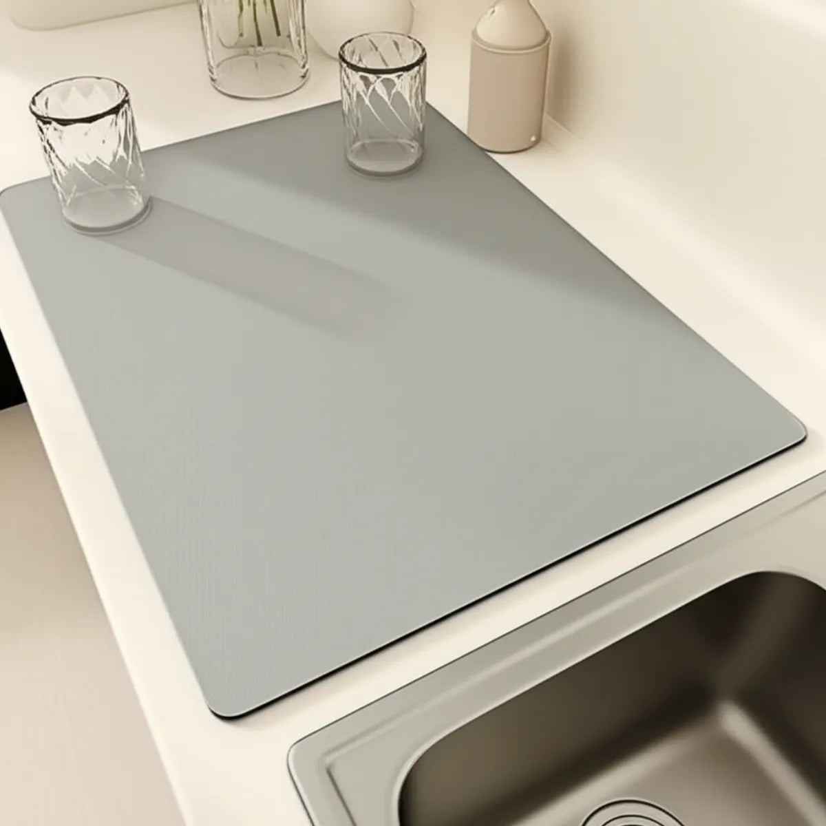 tapete-para-pia-de-cozinha-absorvente-cinza-claro-modernize-foto-tapete-absorvente-sobre-bancada-de-pia-com-copos-de-vidro-sobre
