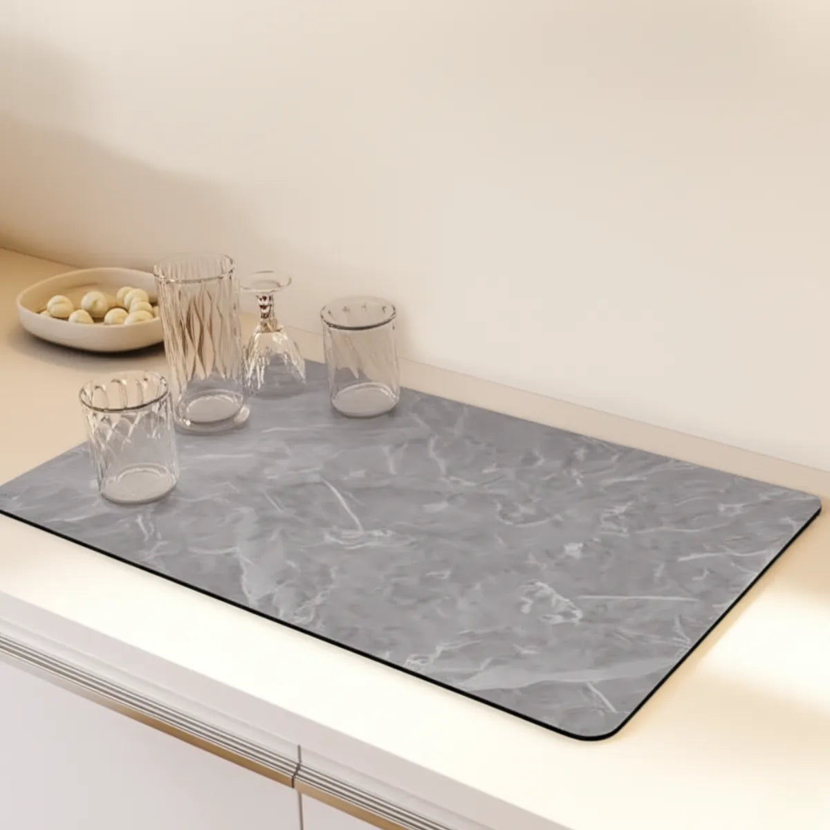 tapete-para-pia-de-cozinha-absorvente-cinza-marmore-modernize-foto-tapete-absorvente-em-bancada-moderna-com-copos-em-cima