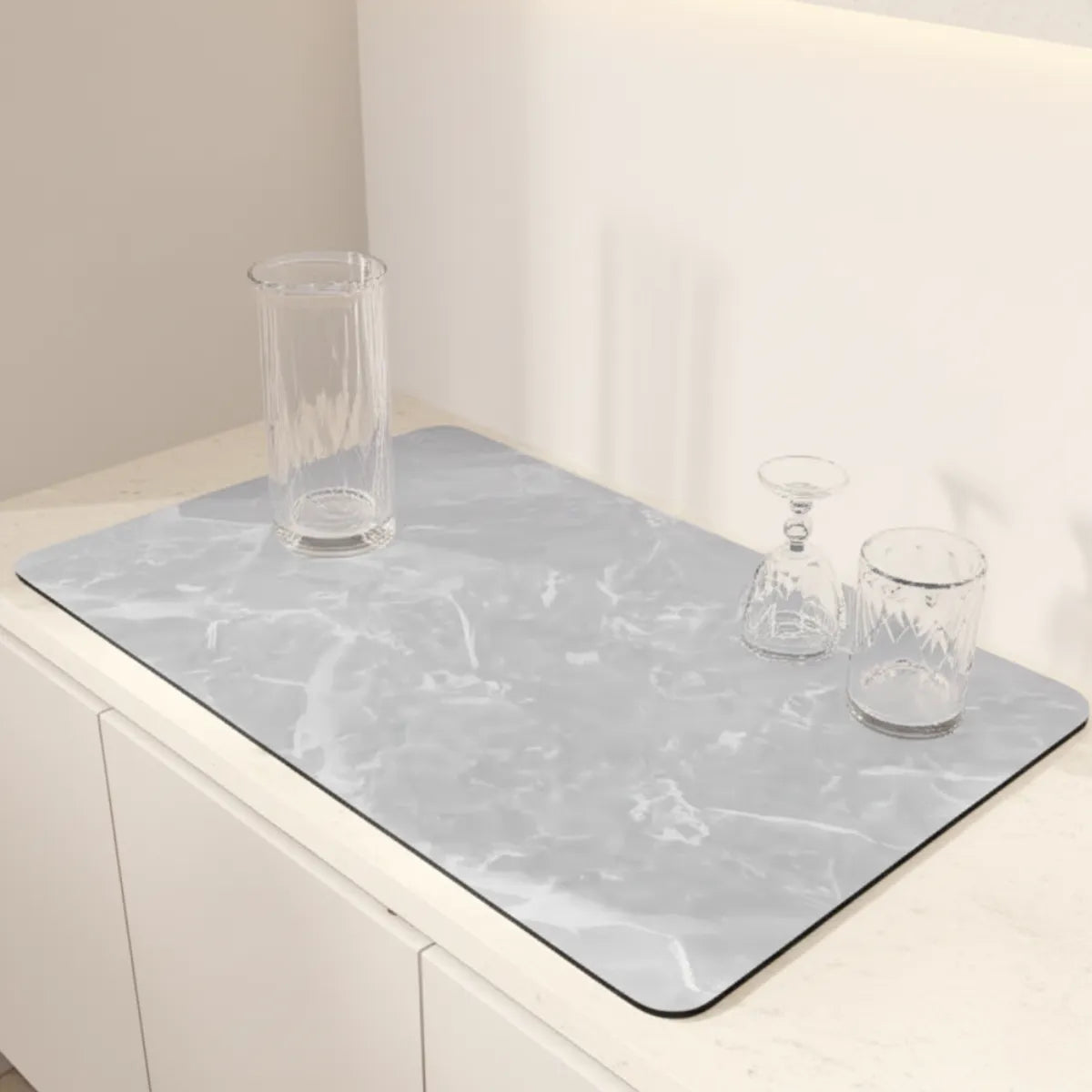 tapete-para-pia-de-cozinha-absorvente-cinza-marmore-modernize-foto-tapete-absorvente-em-bancada-com-copos-em-cima