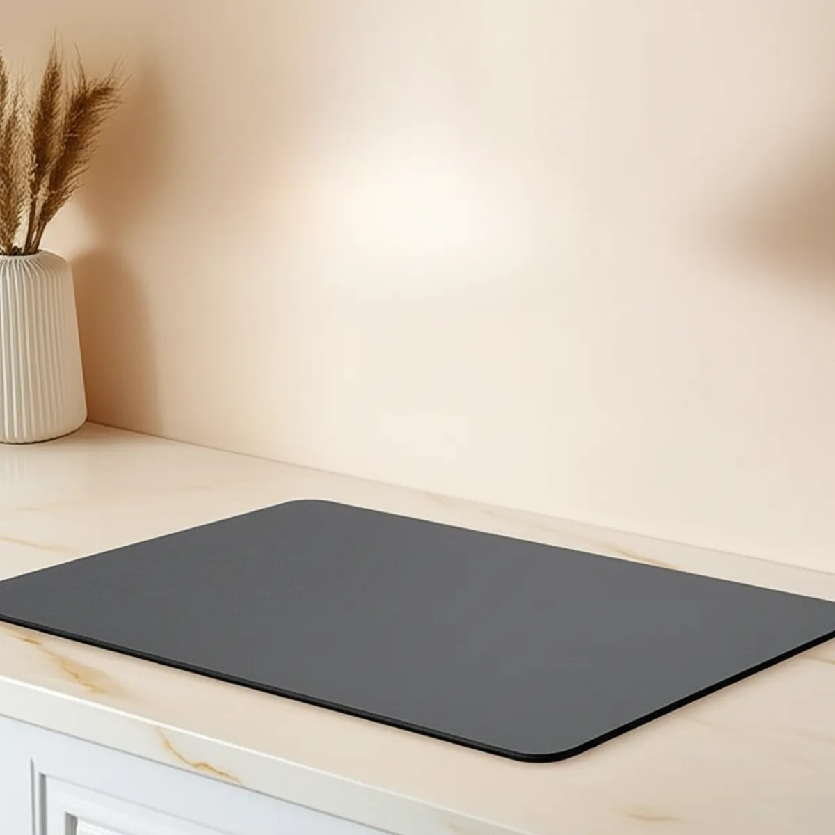 tapete-para-pia-de-cozinha-absorvente-preto-modernize-foto-tapete-absorvente-em-pia-fundo-bege-claro