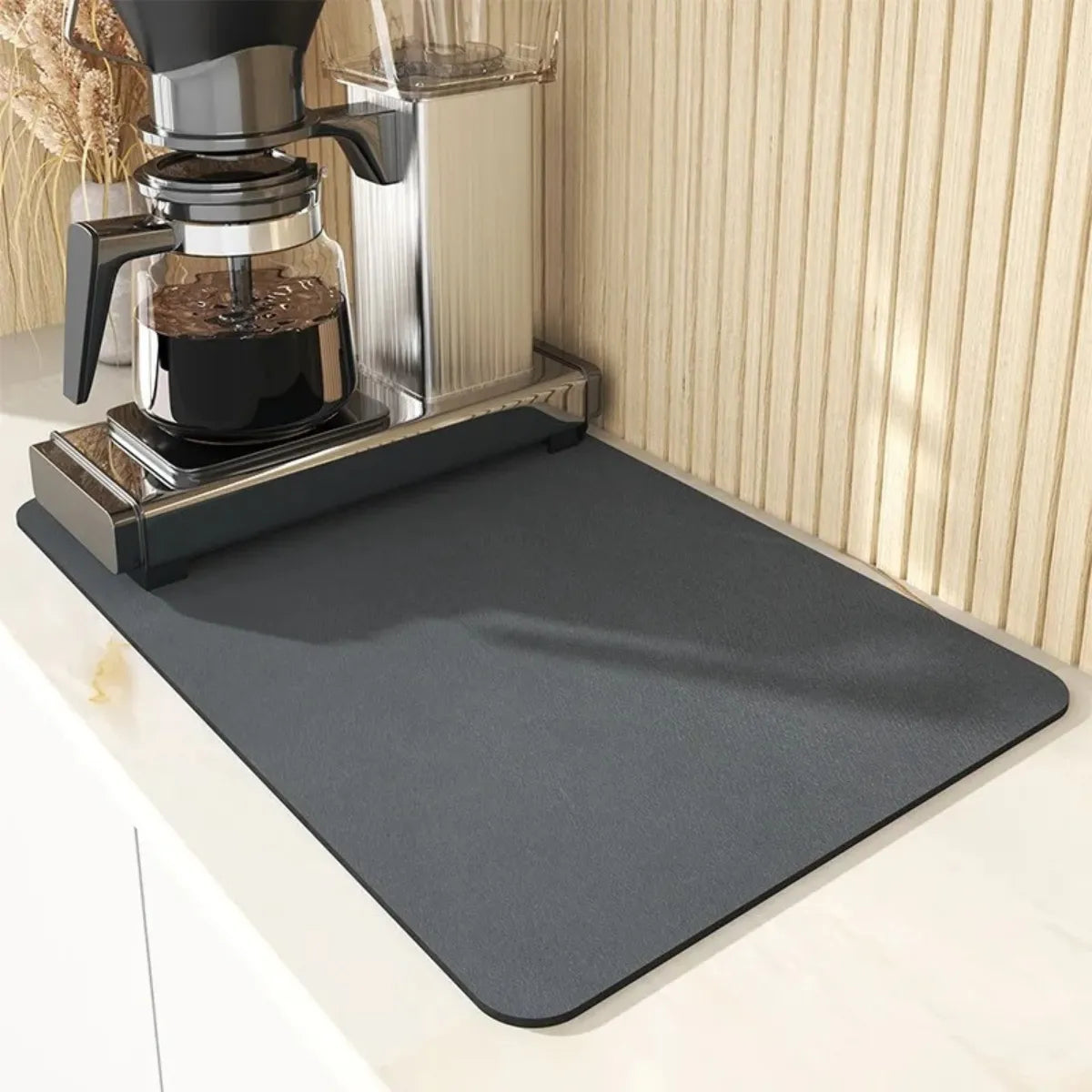 tapete-para-pia-de-cozinha-absorvente-preto-modernize-foto-tapete-absorvente-em-pia-fundo-bege-claro-garrafa-de-cafe-em-cima